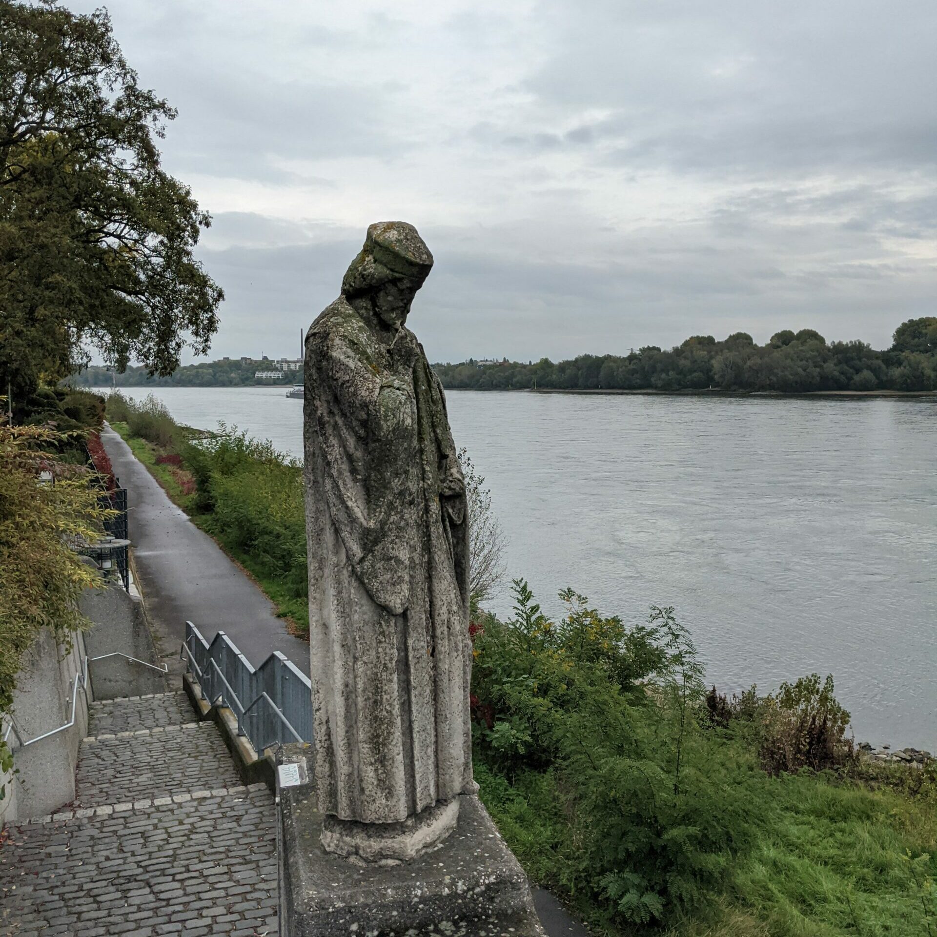 Der heilige Nepomuk - die Statue in weisser Rheinbogen